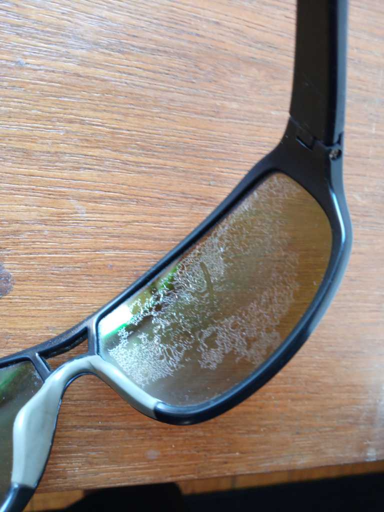 R.I.P mes lunettes de soleil. Le filtre intérieur a décidé de buller et/ou fondre un peu.